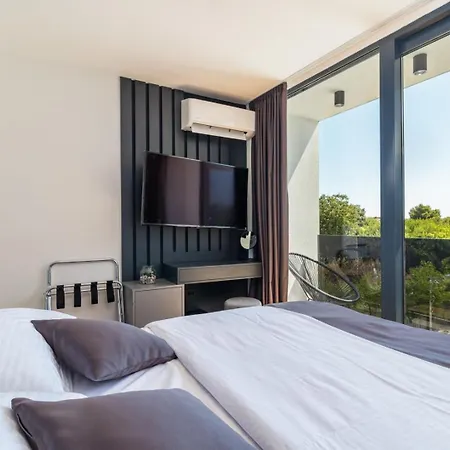 Miaa Newly Built Modern In For 9 People With Heated Swimming Pool & Jacuzzi * Medulin