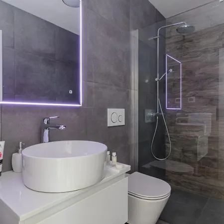 Miaa Newly Built Modern In For 9 People With Heated Swimming Pool & Jacuzzi Villa