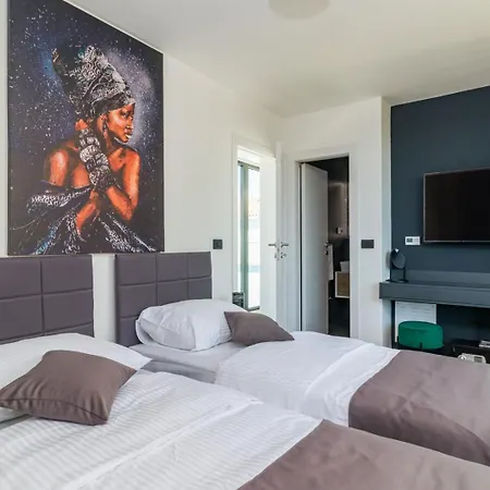 Villa Miaa Newly Built Modern In For 9 People With Heated Swimming Pool & Jacuzzi *