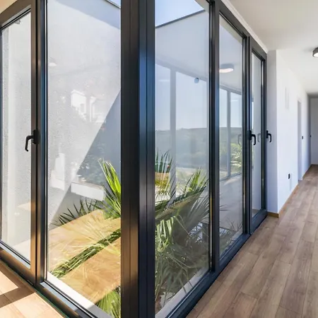 Miaa Newly Built Modern In For 9 People With Heated Swimming Pool & Jacuzzi