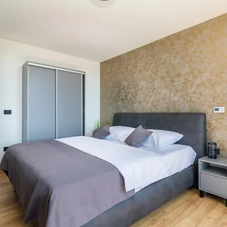 Villa Miaa Newly Built Modern In For 9 People With Heated Swimming Pool & Jacuzzi Medulin