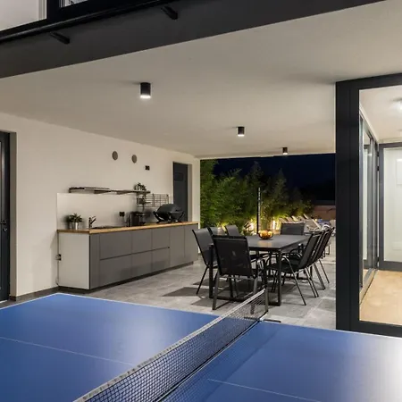 Miaa Newly Built Modern In For 9 People With Heated Swimming Pool & Jacuzzi * Medulin