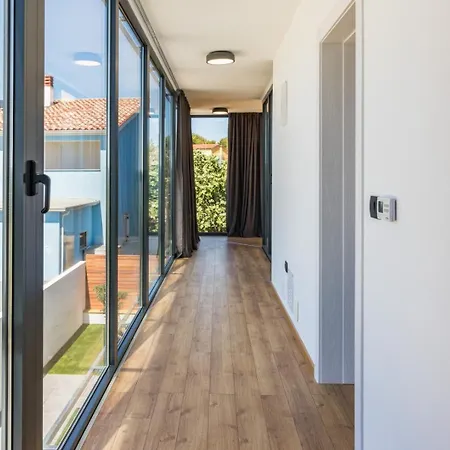 Miaa Newly Built Modern In For 9 People With Heated Swimming Pool & Jacuzzi Villa Medulin