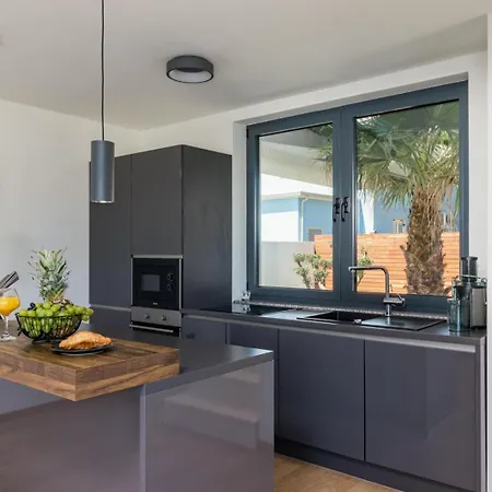 Villa Miaa Newly Built Modern In For 9 People With Heated Swimming Pool & Jacuzzi *