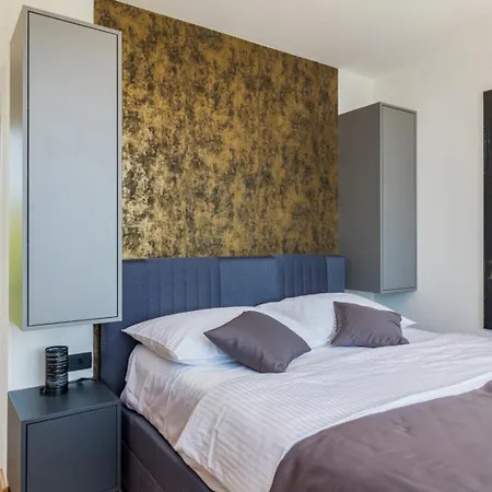 Villa Miaa Newly Built Modern In For 9 People With Heated Swimming Pool & Jacuzzi Medulin