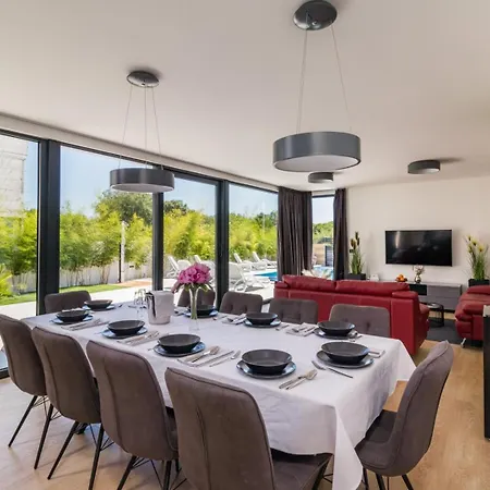 Miaa Newly Built Modern In For 9 People With Heated Swimming Pool & Jacuzzi Вилла Медулин