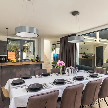 Вилла Miaa Newly Built Modern In For 9 People With Heated Swimming Pool & Jacuzzi *