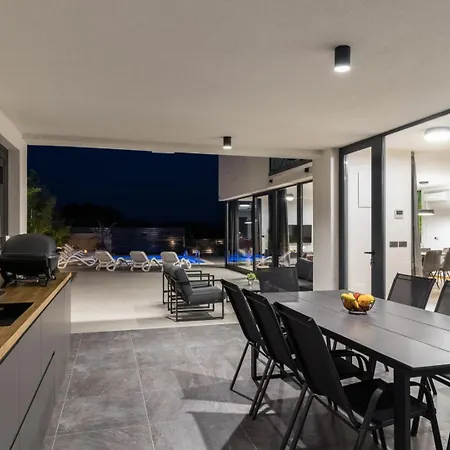 Villa Miaa Newly Built Modern In For 9 People With Heated Swimming Pool & Jacuzzi Medulin