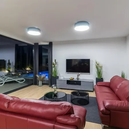 Miaa Newly Built Modern In For 9 People With Heated Swimming Pool & Jacuzzi Medulin