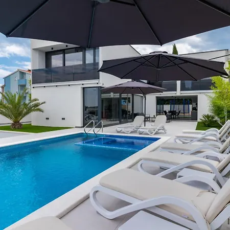 Miaa Newly Built Modern In For 9 People With Heated Swimming Pool & Jacuzzi Villa