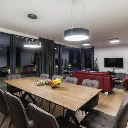 Miaa Newly Built Modern In For 9 People With Heated Swimming Pool & Jacuzzi *