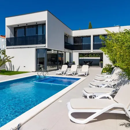 Miaa Newly Built Modern In For 9 People With Heated Swimming Pool & Jacuzzi Medulin