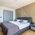 Villa Miaa Newly Built Modern In For 9 People With Heated Swimming Pool & Jacuzzi Medulin
