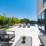 Miaa Newly Built Modern In For 9 People With Heated Swimming Pool & Jacuzzi * Medulin