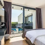 Miaa Newly Built Modern In For 9 People With Heated Swimming Pool & Jacuzzi