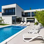 Miaa Newly Built Modern In For 9 People With Heated Swimming Pool & Jacuzzi Medulin