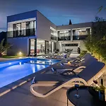 Miaa Newly Built Modern In For 9 People With Heated Swimming Pool & Jacuzzi * Medulin