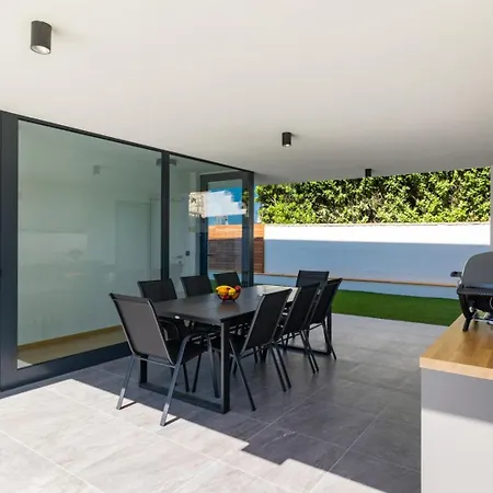 Miaa Newly Built Modern In For 9 People With Heated Swimming Pool & Jacuzzi *