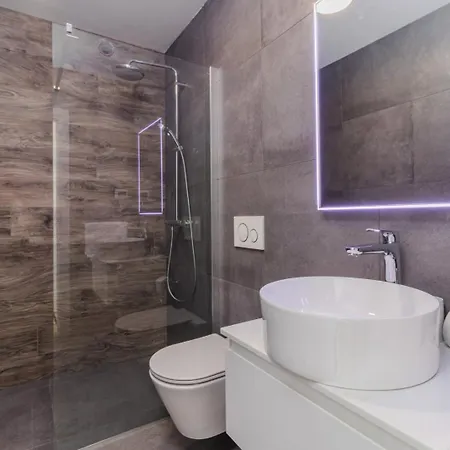 Miaa Newly Built Modern In For 9 People With Heated Swimming Pool & Jacuzzi