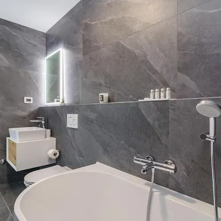 Miaa Newly Built Modern In For 9 People With Heated Swimming Pool & Jacuzzi * Medolino