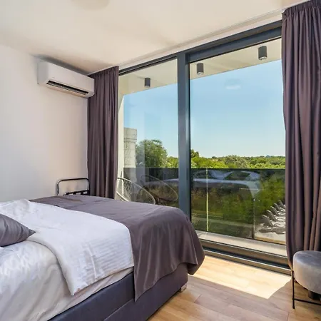 Miaa Newly Built Modern In For 9 People With Heated Swimming Pool & Jacuzzi Medulin