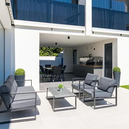 Miaa Newly Built Modern In For 9 People With Heated Swimming Pool & Jacuzzi *