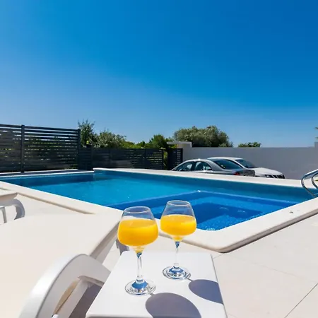 Miaa Newly Built Modern In For 9 People With Heated Swimming Pool & Jacuzzi