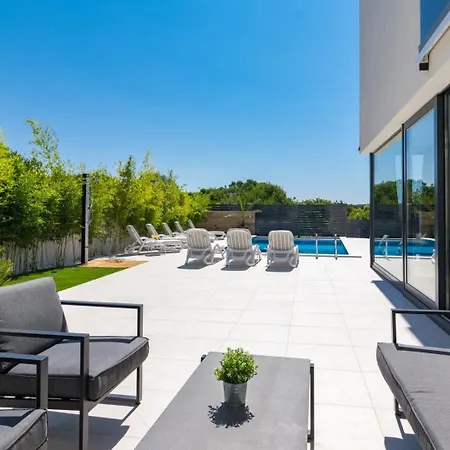 Miaa Newly Built Modern In For 9 People With Heated Swimming Pool & Jacuzzi * Medolino