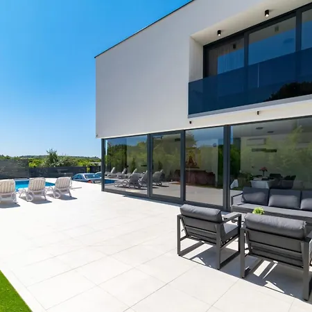 Villa Miaa Newly Built Modern In For 9 People With Heated Swimming Pool & Jacuzzi Medulin