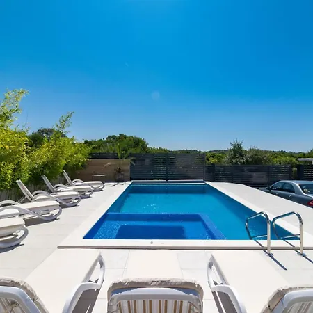 Miaa Newly Built Modern In For 9 People With Heated Swimming Pool & Jacuzzi * Medolino