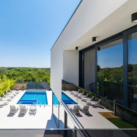 Miaa Newly Built Modern In For 9 People With Heated Swimming Pool & Jacuzzi Villa Medulin