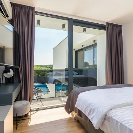 Miaa Newly Built Modern In For 9 People With Heated Swimming Pool & Jacuzzi