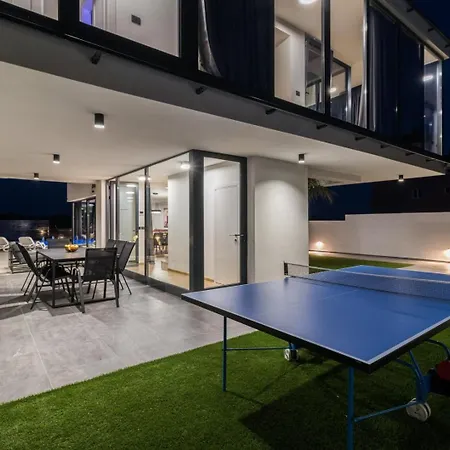 Miaa Newly Built Modern In For 9 People With Heated Swimming Pool & Jacuzzi * Medulin