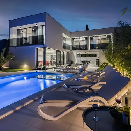 Miaa Newly Built Modern In For 9 People With Heated Swimming Pool & Jacuzzi * Medolino