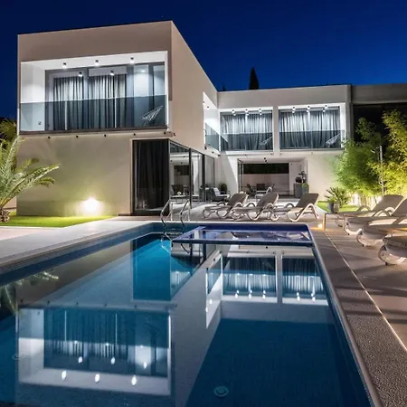 Villa Miaa Newly Built Modern In For 9 People With Heated Swimming Pool & Jacuzzi